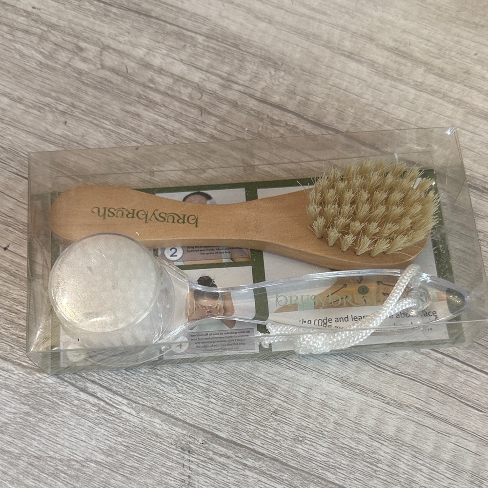 NEW Brusy Brush Natural & Synthetic Facial Deep Clean Wet Dry Brush Set